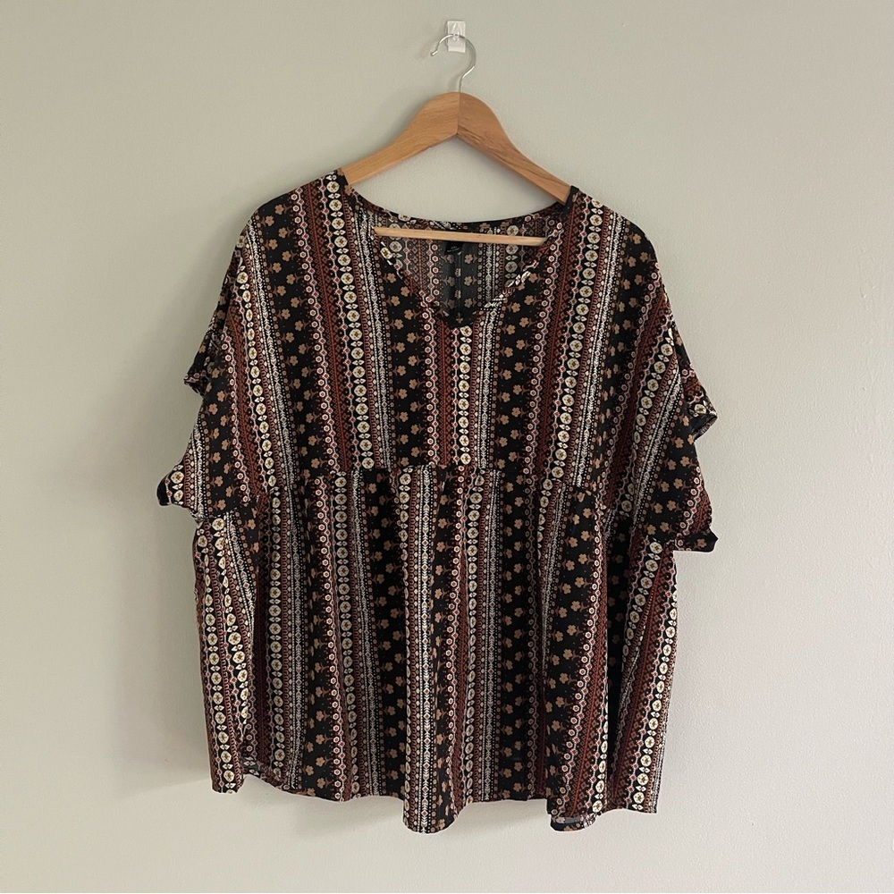 Black and White Ruffled Short Sleeve Blouse - Picture 3 of 10